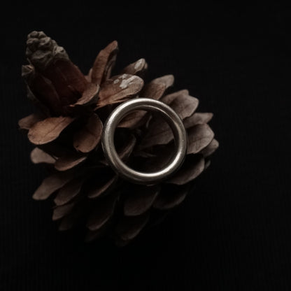 simple bold thumb ring